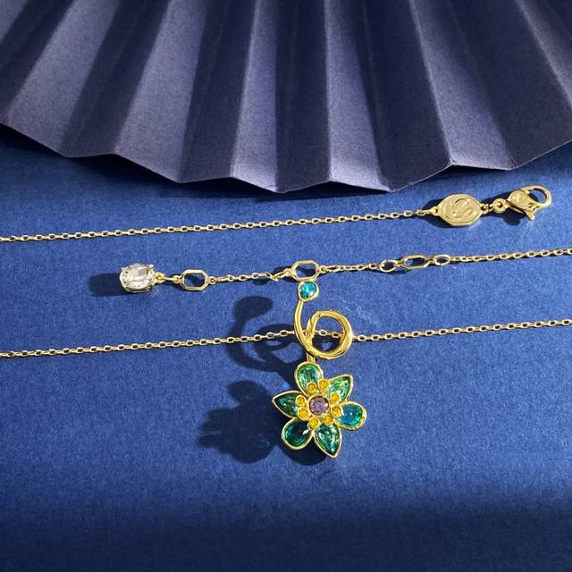 施华洛世奇Swarovski Ldyllia系列春夏新款轻奢黄紫色花蕊蓝色钻花朵立体吊坠项链 黄铜材料 金色 重约6.7G 吊坠约1.8Cm*3.45Cm*1.
