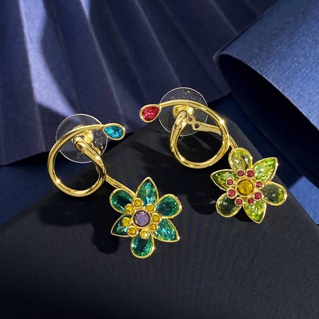 施华洛世奇Swarovski Ldyllia系列春夏新款轻奢璀璨蓝色钻绿色钻立体花朵不对称Ab配耳钉 黄铜材料 金色 重约9.7G 尺寸约3.84Cm*1.82