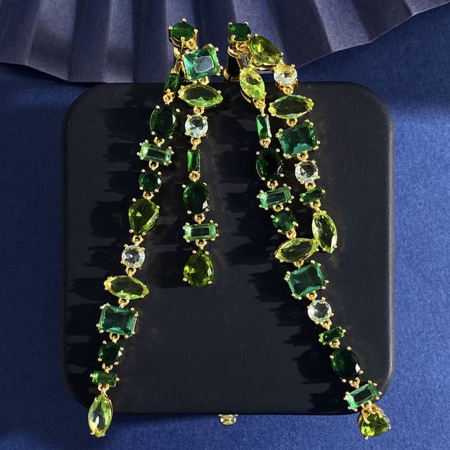 施华洛世奇Swarovski Gema系列新款欧美夸张奢华混合几何形绿色钻锆石长款耳钉耳坠 黄铜材料 金色 重约25G 总长约12Cm