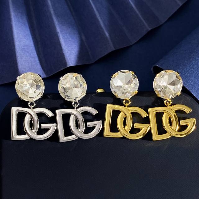 D&G欧美时尚复古闪耀多切面圆形大单钻吊个面Dg字母耳钉 黄铜材料 重约11.7G 总高约2.9Cm Dg约1.94Cm*1.44Cm*0.28Cm