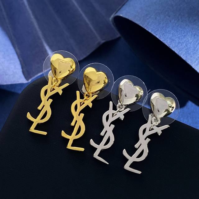 Ysl圣罗兰杨树林英文字母爱心形桃心光面耳钉 黄铜材料 2个色:金色 银色 重约4.7G 尺寸约2.7Cm*0.82Cm*0.37Cm