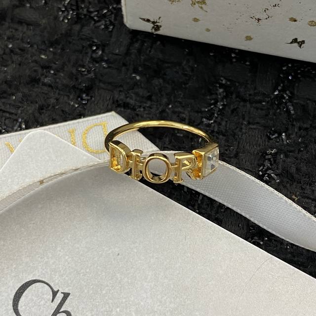 编码H021 迪奥热销新款戒指上新独家高端品质实拍图不是市面上的普货重工电度360°无死角体现迪奥标志简单大方每一处细节都无漏洞做工精致细腻这怎么搭都美