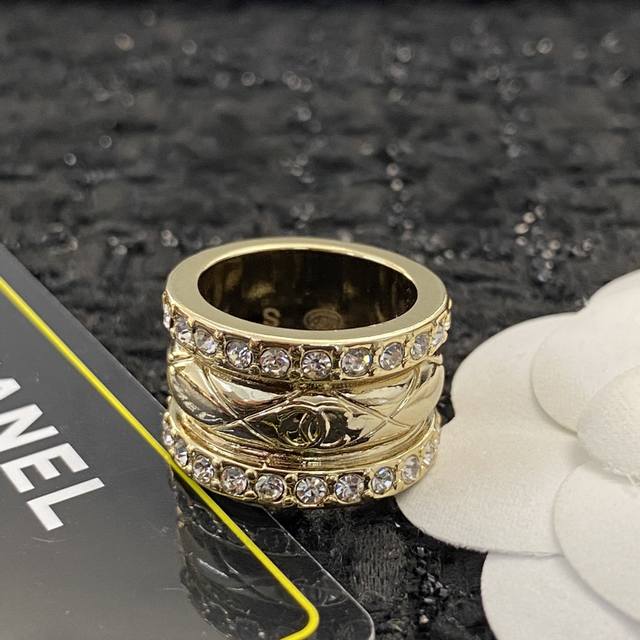 编码Gh052 Gh096 Chanel19Ssnew 戒指 经典Logo戒指 是每一年都会出的不同的只是材质 只要你喜欢上了 就好像停不下来 会对Chanel