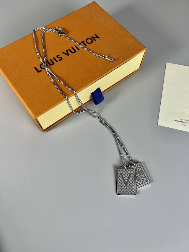 Lv 双方牌项链，饰面雕刻字母老花图案，简单不浮夸，中性风又可以酷酷的高级感，尺寸可以调节，上身非常洋气