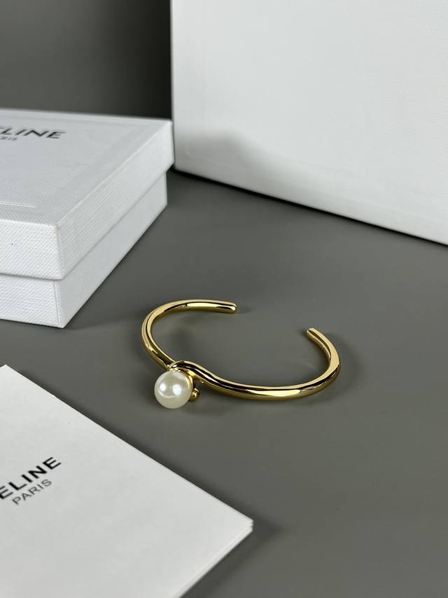 Celine 珍珠 手镯，黄铜材质18K金，珍珠的光泽搭配金色金属，看着很简单的款式，但是戴在手上无敌好看