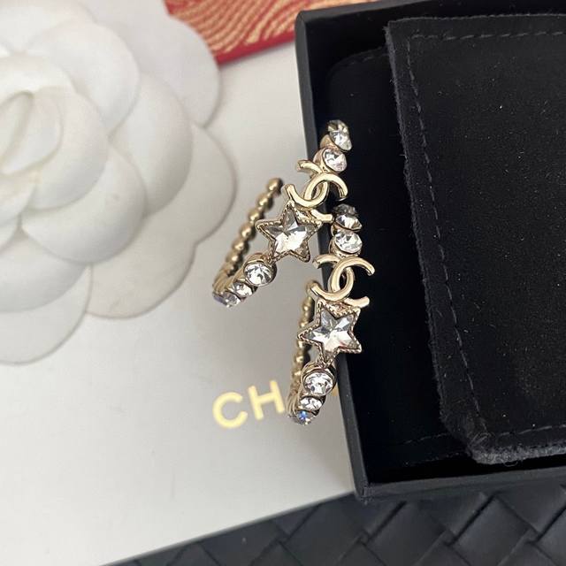 贵气温柔 上耳绝对给衣品百分百增分！Chane 25K金色流星圆环系列耳钉 耳圈耳环！[飞吻R][飞吻R]在耳钉款设计上，由不同大小的璀璨水钻组成的弧线形成熠熠