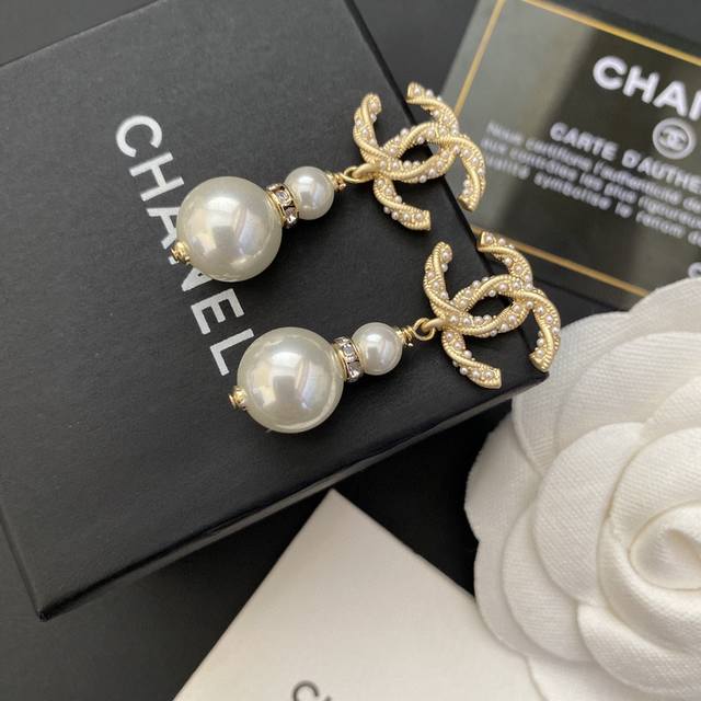 卖疯了太好看了 代购级别 最新款 Chanel 小香 葫芦 麻花纽绳珍珠耳钉 非常漂亮 专柜一致黄铜材质 清晰原版Logo字印 纯银针 代购级别 超级无敌百搭N
