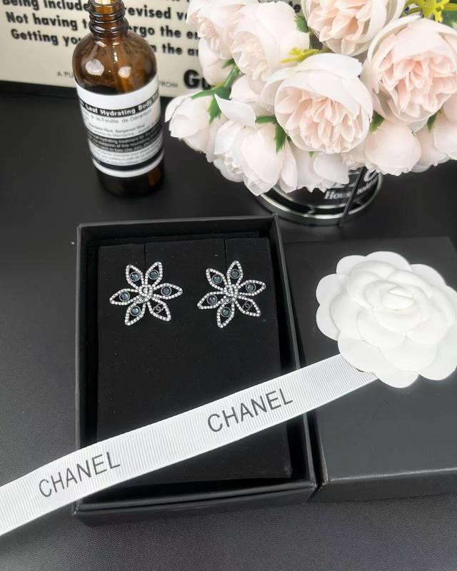 Chanel 黑色珠花 蓝色水钻双C耳钉
