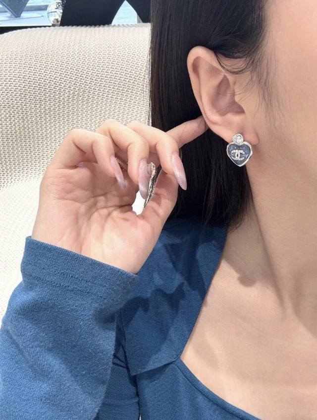 Chanel 橘色 蓝色 爱心树脂C字母耳环