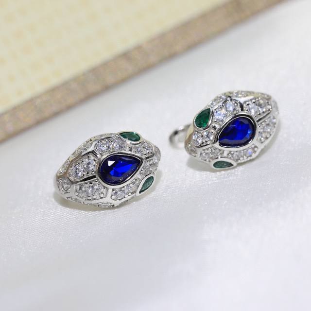 蛇耳钉S925纯银材质 带Logo 红蛇耳钉 耳扣宝格丽 Bvlgari Serpenti 蛇系列耳钉 镶嵌祖母绿 饰以密镶钻石 蛇作为性感与美丽的象征 这种图