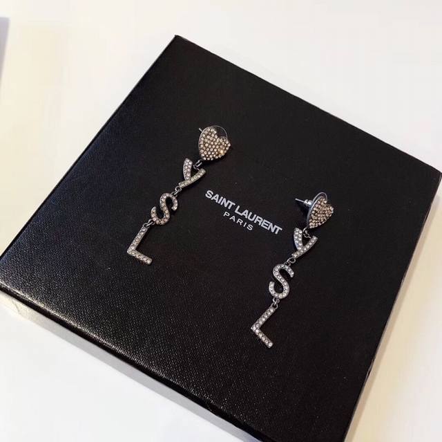 Saint Laurent 圣罗兰 Ysl 杨树林 经典Logo字母爱心耳钉 超精工打造 专柜一致复古做旧款 采用原版一致材质。