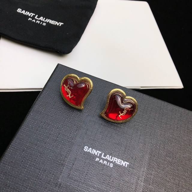 Ysl 圣罗兰 爱心耳钉 耳环原装黄铜材质 Yves Saint Laurent 创立于1961年 优雅抽象大胆别致的设计风格使它成为奢华时尚界著名的品牌之一。