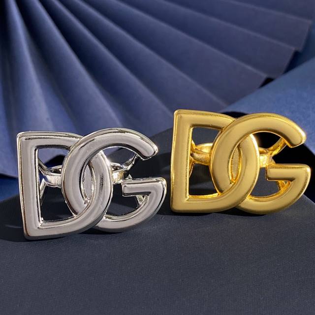 D&G欧美时尚复古简约百搭光面Dg字母开口戒指 黄铜材料 2个色:古铜色 银色 重约16.3G Dg约3.37Cm*2.47Cm*0.36Cm