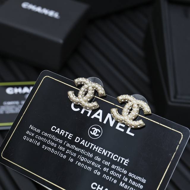 Chanel--米珠珍珠双C耳钉 这一季必入单品浅金色太高级了真心的美，巨百搭巨耐看，设计感超绝，上身气质优雅并存，戴上它你就是富家千金强烈推荐自留