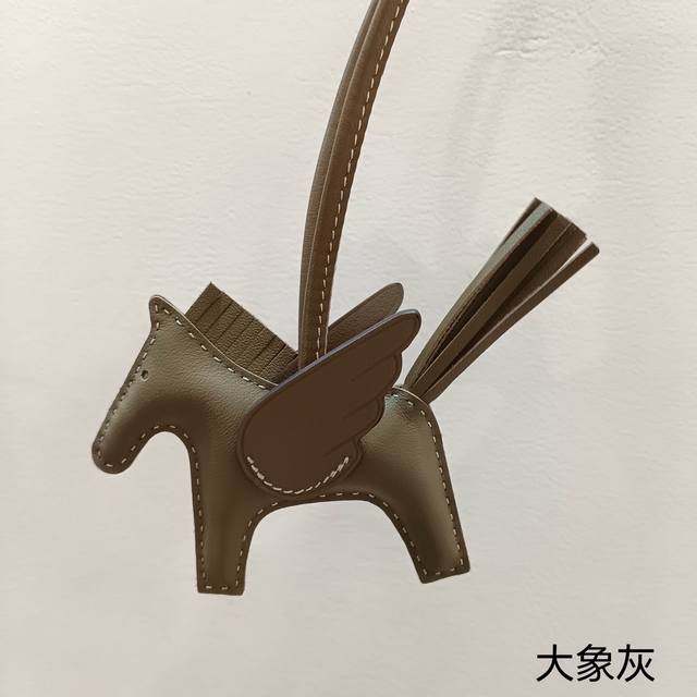 顶级版本 实拍图Hmmmms迷你小飞马羊皮，多出了一对翅膀，显得格外的可爱，飞马身上156个针孔， 年重新升级改造，采用进口羊皮搭配十多年的老师傅手艺，纯手工缝