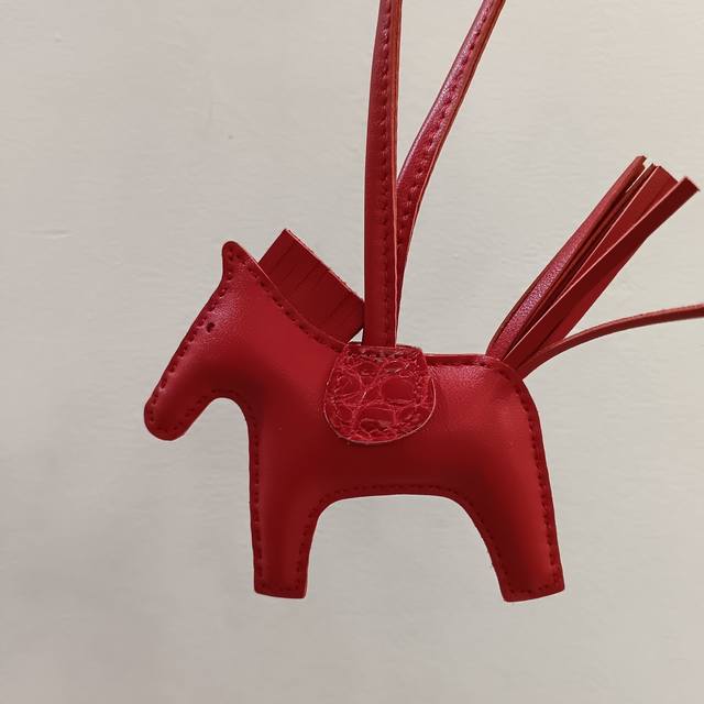 顶级版本 实拍图Hmmmms迷你小马进口小羊皮真鳄鱼皮马鞍，显得格外的可爱，飞马身上156个针孔， 年重新升级改造，采用进口羊皮搭配十多年的老师傅手艺，纯手工缝