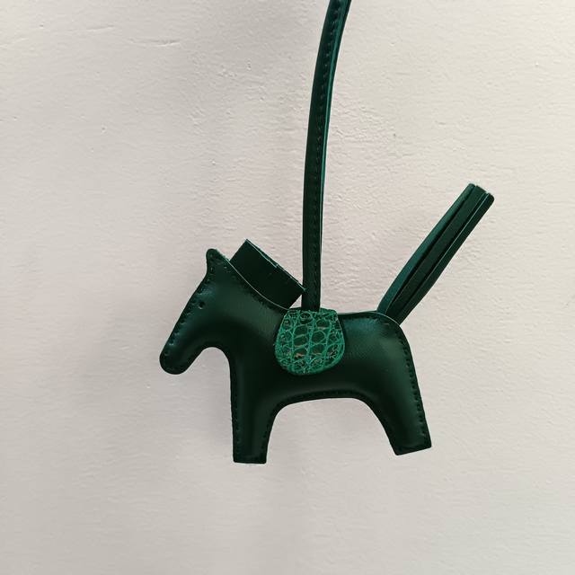 顶级版本 实拍图Hmmmms迷你小马进口小羊皮真鳄鱼皮马鞍，显得格外的可爱，飞马身上156个针孔， 年重新升级改造，采用进口羊皮搭配十多年的老师傅手艺，纯手工缝