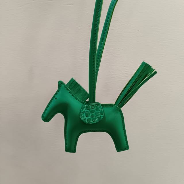 顶级版本 实拍图Hmmmms迷你小马进口小羊皮真鳄鱼皮马鞍，显得格外的可爱，飞马身上156个针孔， 年重新升级改造，采用进口羊皮搭配十多年的老师傅手艺，纯手工缝