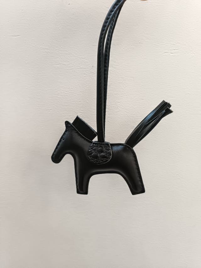 顶级版本 实拍图Hmmmms迷你小马进口小羊皮真鳄鱼皮马鞍，多出了一对翅膀，显得格外的可爱，飞马身上156个针孔， 年重新升级改造，采用进口羊皮搭配十多年的老师