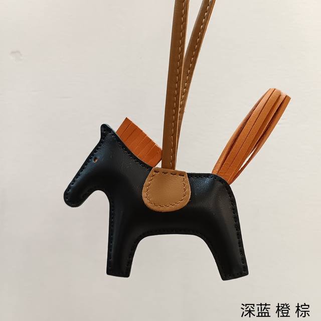 顶级版本 实拍图Hmmmms迷你小飞马羊皮，多出了一对翅膀，显得格外的可爱，飞马身上156个针孔， 年重新升级改造，采用进口羊皮搭配十多年的老师傅手艺，纯手工缝