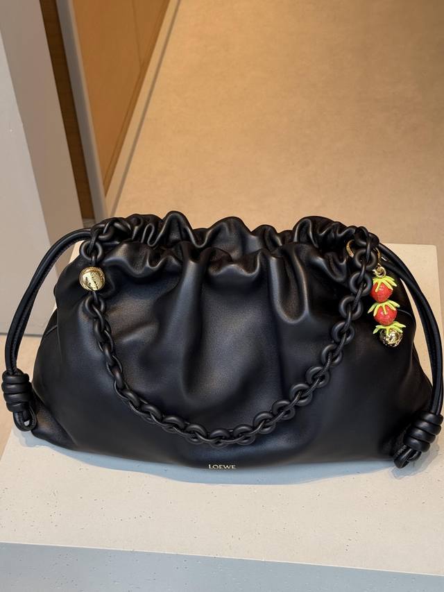 佩戴图，罗意威Loewe 草莓挂饰 挂件