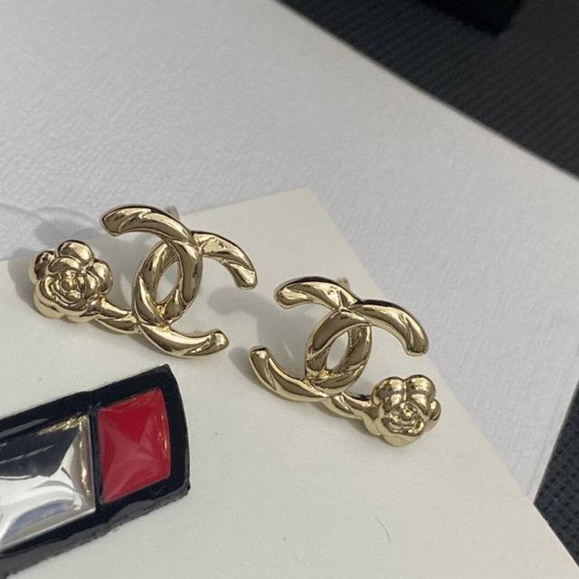 卖疯了小香官网主推爆款精工版小香 最新 Chanel 精雕字印茶花字母耳钉耳环出货 明星同款，原版清晰Logo字印美美哒漂亮极啦明星联名同款 美爆啦CaméLi