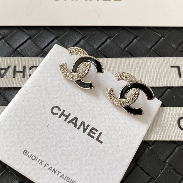 Chanel小香黑白字母晶钻双C耳钉 Z 4600，最新款系列第一时间购入Zp开发！这期买了10W的新款经典的双C元素，闭眼冲Blingbling太绝美啦！不必