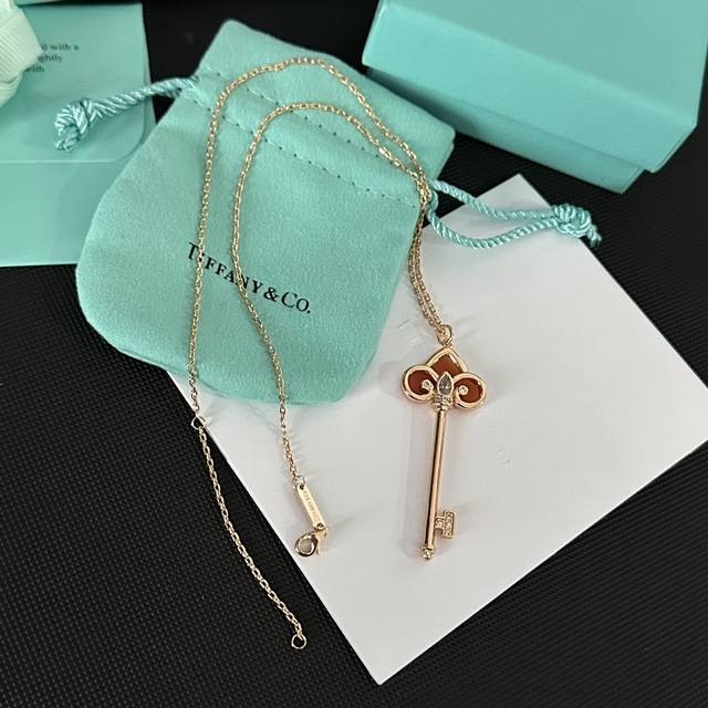 Tiffany 蒂芙尼 限量款 Keys系列 鸢尾花 红玛瑙 光面钥匙项链 Tiffany家的经典著作之一 超百搭的款 采用S925纯银材质搭配天然红玛瑙 因为