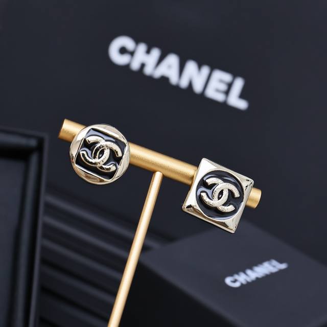 Chanel26早春不对称珐琅耳钉 Chanel珐琅系列真的太喜欢了 复古的感觉又来了，日常百搭单品