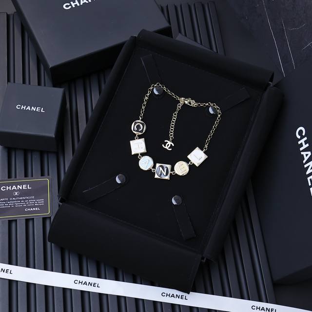 Chanel26早春多配件珐琅字母颈链 Chanel重工珐琅字母颈链太喜欢了 复古的感觉又来了，日常百搭单品