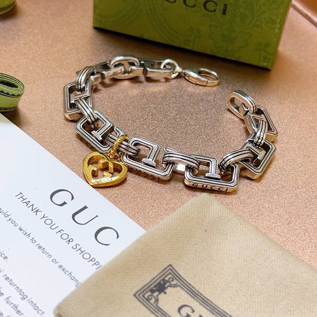 古驰新品手链出炉 Gucci古驰手链最新款的经典款 精致无论款式 质感 都是绝对的顶尖Feel 只要看一眼就懂了 认准花纹Logo链身 原版Logo 超 Nic