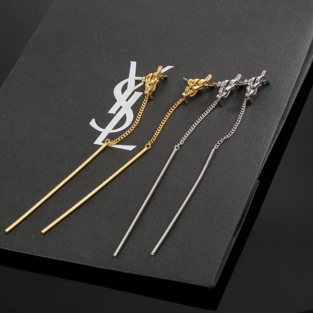 Ysl 圣罗兰 耳钉原装黄铜材质 Yves Saint Laurent 创立于1961年 优雅抽象大胆别致的设计风格使它成为奢华时尚界著名的品牌之一。引领精致、