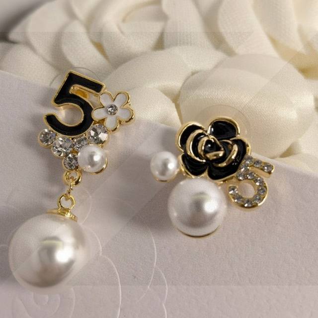 Chanel这款设计超级喜欢 香奈儿的5号字母山茶花满钻珍珠耳钉耳环首饰 层层叠加形成花形 真的美 也是最有魅力哦原版Logo字印明星女神同款 超好搭、日常气质