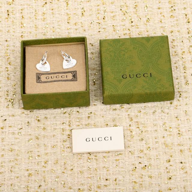 211077 我们出品 心形耳钉，贵妇标配。纯银材质，量大价询客Fu Gucci Trademark系列以多样图案和六边形吊坠巧妙呈献品牌名称。 早秋系列融入镂