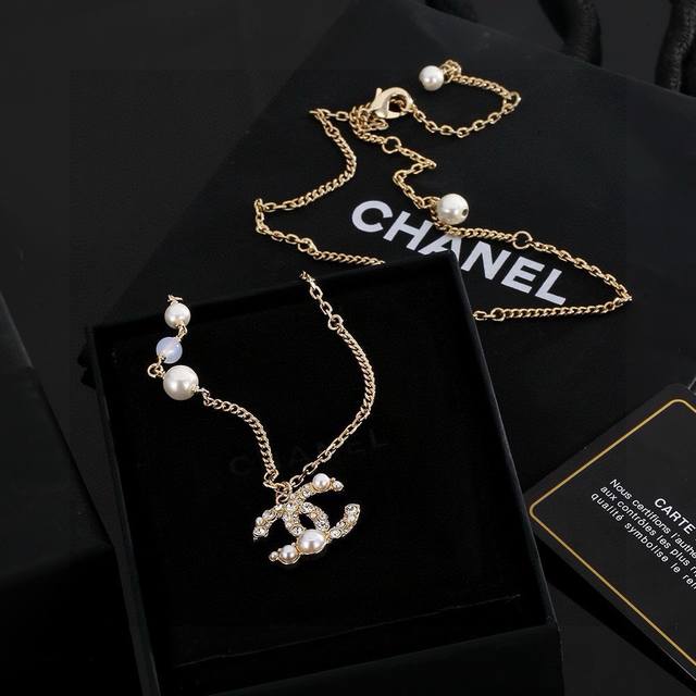 Cha El经典款珍珠Choker 新款项链 真心超美的，简简单单的一个双C施华洛珍珠，真心可以说美翻了，五金做工精细，堪称极品，长度可自由调节，全网最高版本