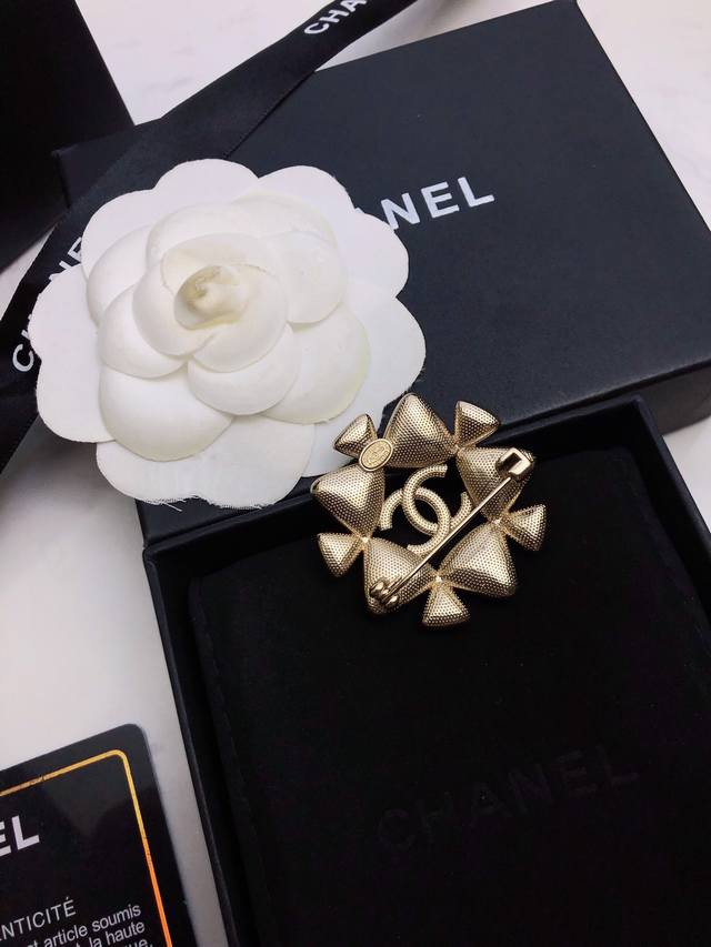 Chanel小香 专柜最新款同步上新香奈儿最新款胸针 胸针，是最懂女人的饰物。那些倾注了全部心血去做自己的女人，往往更珍惜胸针的意义。香奈儿女士把胸针别在帽子上