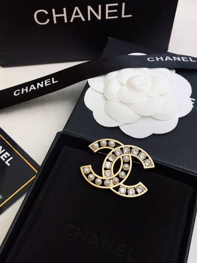 Chanel 香奈儿早春新款 胸针时髦配饰，款式好还不够，细节完胜才算真厉害！个性又精致。整体有弧度、美到爆炸