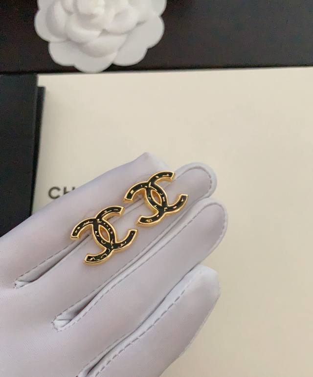 Ch*Nel 最新款黑色金边Cc耳钉 一致Zp黄铜材质