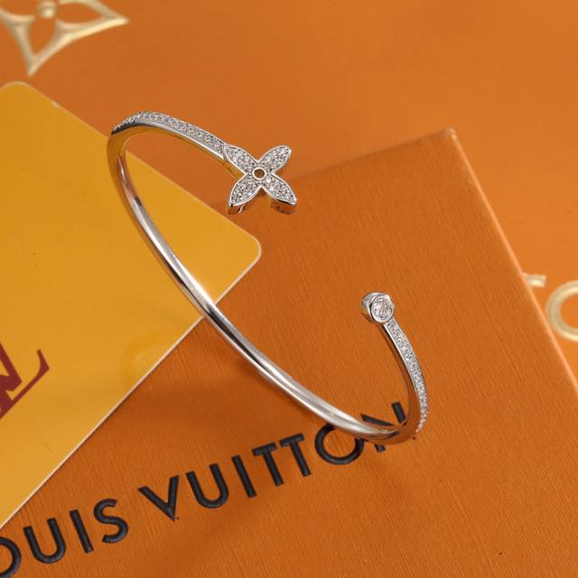精工版本 路易威登简约手镯 秉承精湛匠艺，以锻造耀目 Lv Twig 抛光色泽成就经典四叶草的自然化身，流露品牌格调。明星同款 经典百搭