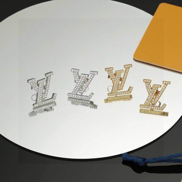 精工版本路易威登耳钉秉承精湛匠艺，以锻造耀目 Lv Twig 抛光色泽成就经典 Lv 字母的自然化身，流露品牌格调。明星同款 经典百搭 耳钉