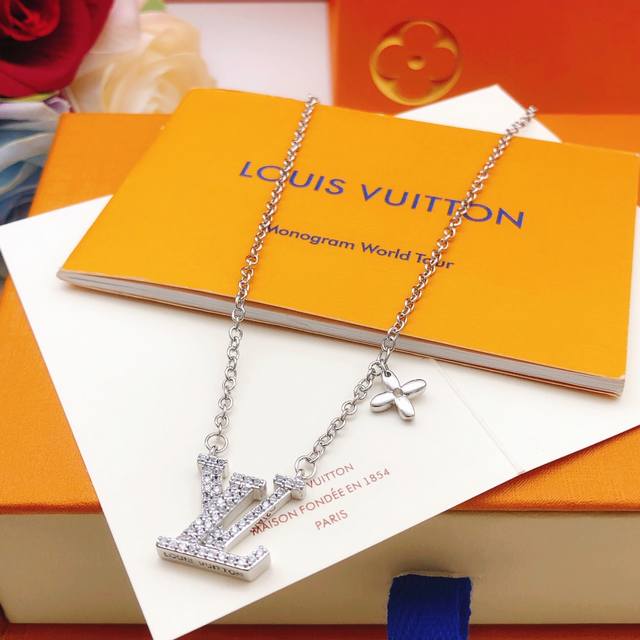 编号Lxl0121 Lv*最新款银色镶钻项链 一致Zp黄铜材质