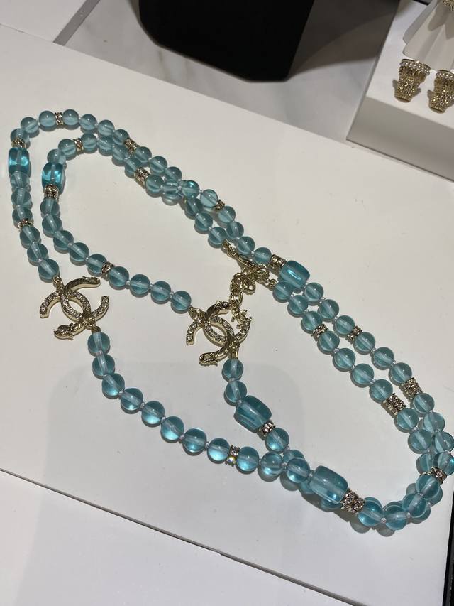 编号Xxl0856 香蓝色琉璃珠双C长毛衣链 美到窒息的一款项链 权志龙同款 复古貌美的冰冰凉蓝绿琉璃珠子 绝美剔透