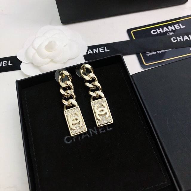 王一博海报同款耳钉Chanel 香奈儿最新款耳钉 欧美大牌街拍范 高端定制原版材质。实物更美