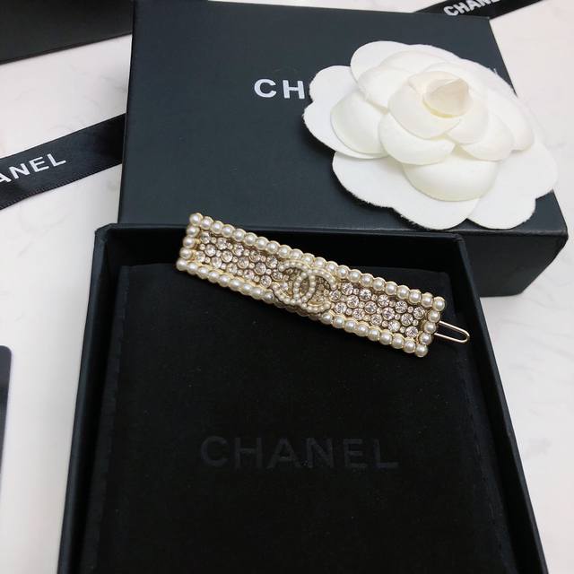 Chanel香奈儿 小香经典发夹 热销款火爆上新同步专柜正品开模款式简单大方小巧玲珑 超级适合夏天佩戴超级百搭显脸瘦速速入手让自己走在时尚潮流之路。