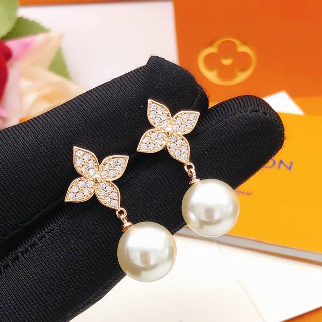 编号Led0263 Lv*最新款玫瑰金色梅花吊珍珠耳钉 一致Zp黄铜材质