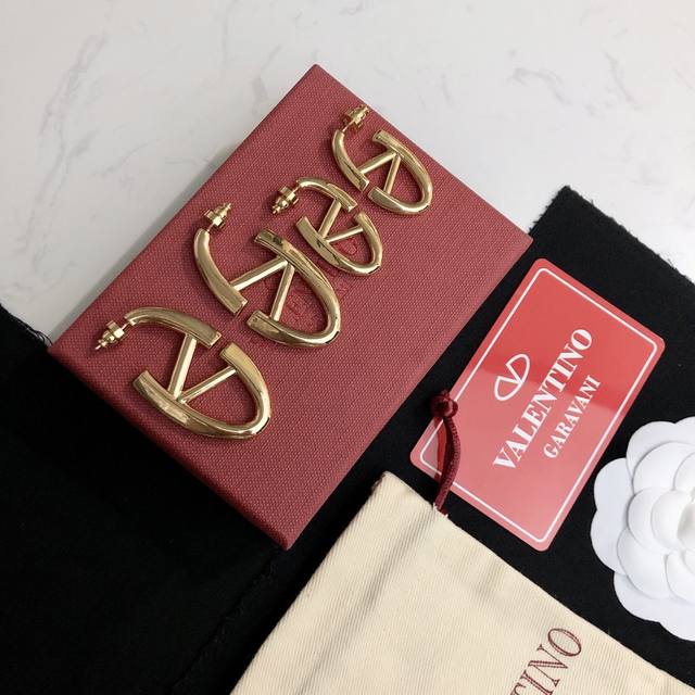 Valentino 华伦天奴 耳环重磅新品火爆网络来了 简约大方 时尚百搭 金色耳钉专柜一致 火爆款出货 设计独特 前卫 美女必备款！大号 小号