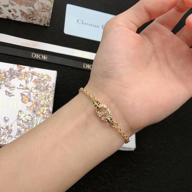Dior迪奥手链新款美美哒简约大气时尚大方低调奢华时尚两不误，百搭款亲，赶紧入手吧你值得拥有！