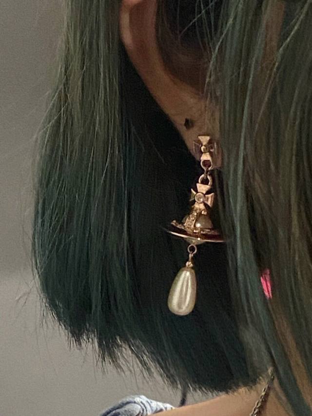 高品质 细节如图 Viviennewestwood 宝宝，什么是快乐星球，来，这就是快乐星球！绝美立体土星耳钉，银色，金色两个颜色！重磅推荐，闭眼入准没错！纯粹