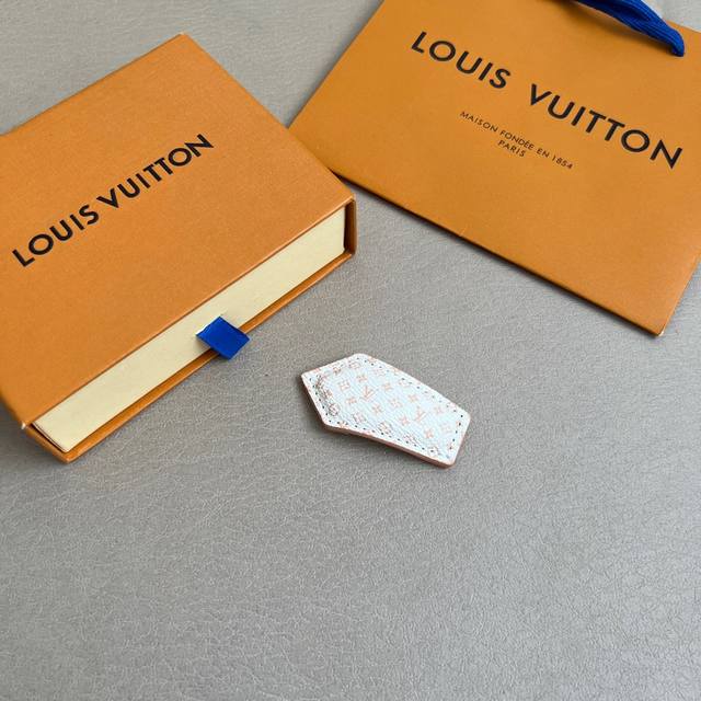 单只新款Lv 发夹Louis Vuitton 路易威登专柜一致材质 火爆款出货 设计独特 复古前卫 男神、美女必备。