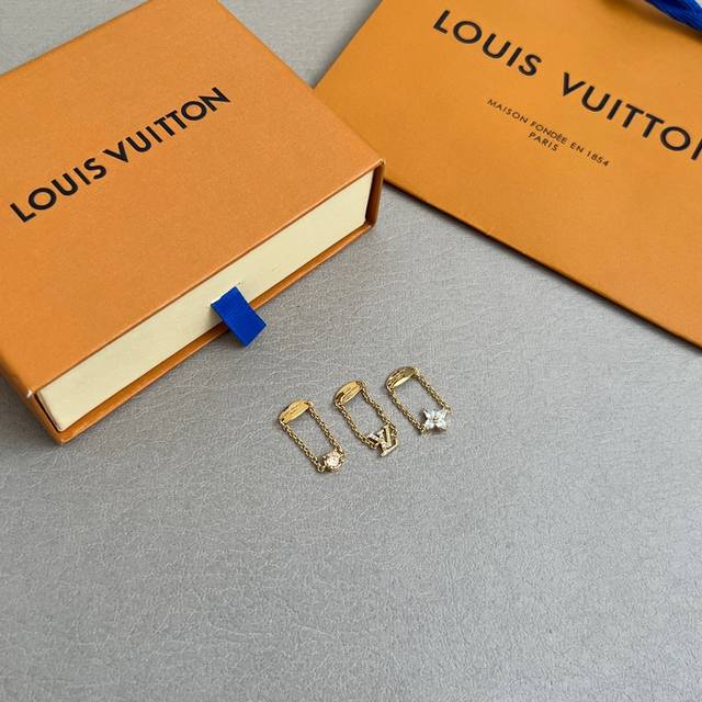 一套Lv 新款 戒指Louis Vuitton 路易威登 戒指专柜一致材质 火爆款出货 设计独特 前卫 男神、美女必备。 码数6,7,8